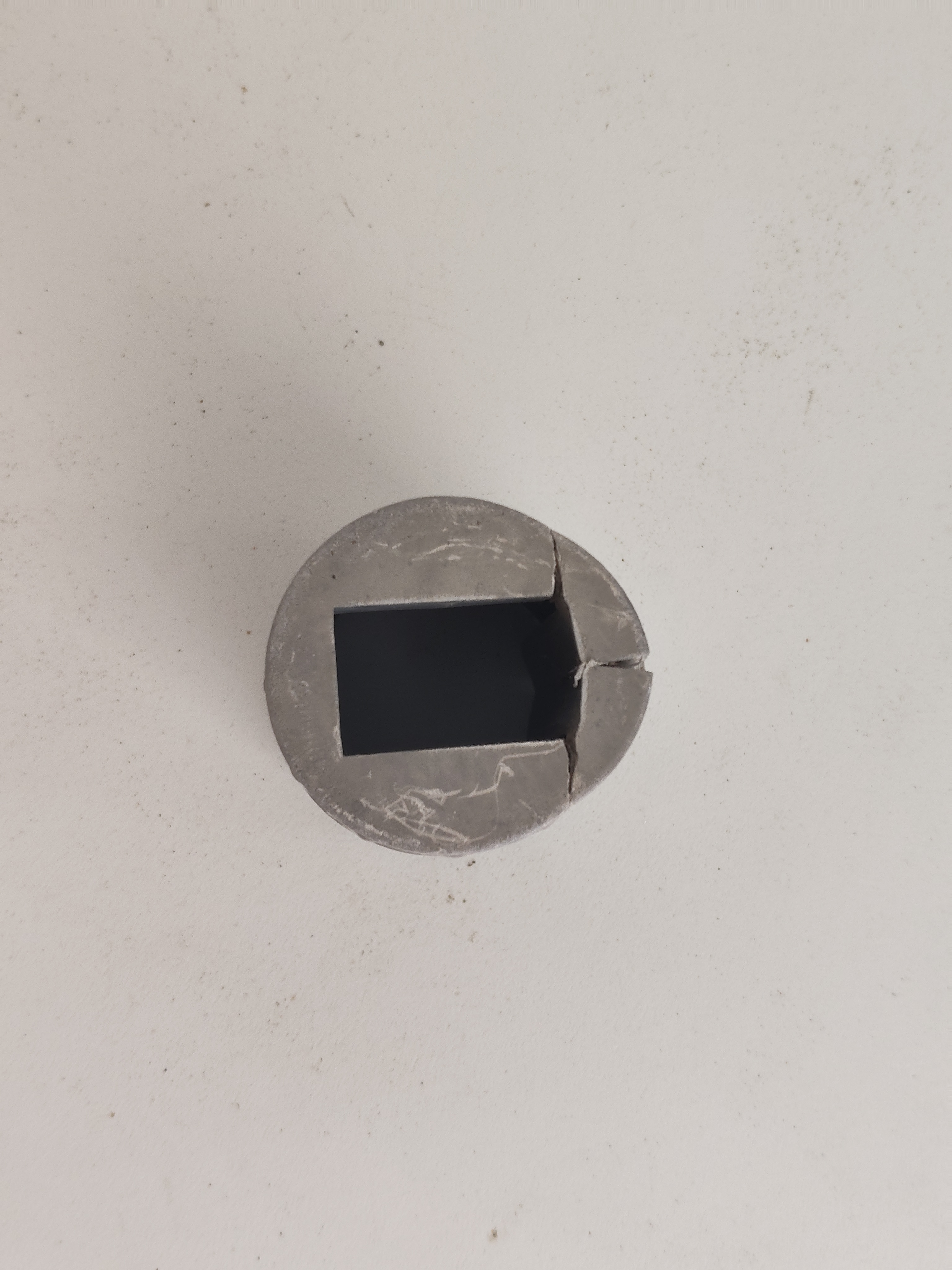 Détail du rail intérieur en C de la pièce plastique d'origine
